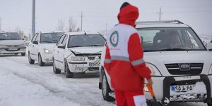 امدادرسانی به ۱۱ خودروی گرفتار در برف و کولاک محور فولادمحله- کیاسر