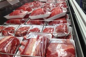 ۱۳۷ تن گوشت قرمز منجمد برای تنظیم بازار استان سمنان پیش‌بینی شد