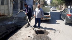 عملیات تخلیه آبگرفتگی حوضچه‌های مخابراتی در دامغان