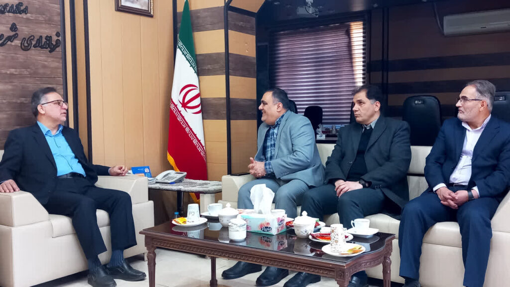 با هدف بهبود و توسعه خدمات مخابراتی شهرستان دامغان، مهندس دارایی، مدیر مخابرات استان سمنان با مهدی بندرآبادی، فرماندار دامغان دیدار و گفتگو کردند.