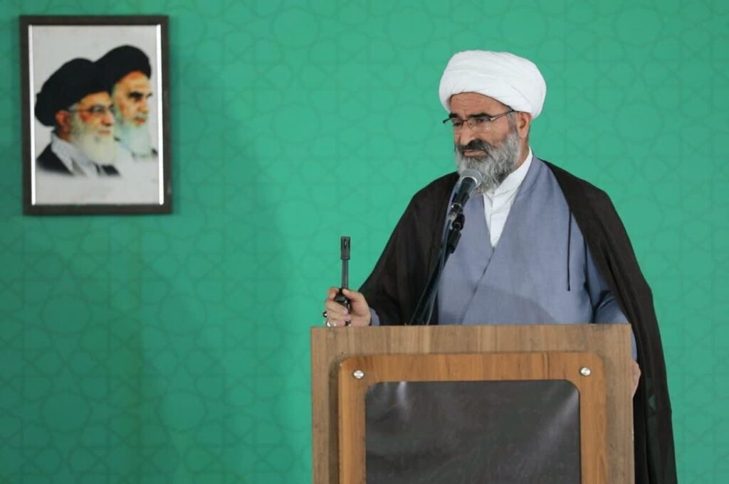 با تأکید بر نقش کلیدی جوانان در دفاع از آرمان‌های انقلاب اسلامی، امام جمعه سمنان مطالعه تاریخ انقلاب توسط دانشجویان و دانش‌آموزان را عاملی مهم در خنثی‌سازی نقشه‌های دشمن دانست و یادآور شد: تحریف واقعیت‌های انقلاب یکی از راهبردهای دشمن برای تغییر هویت فرهنگی جامعه است.