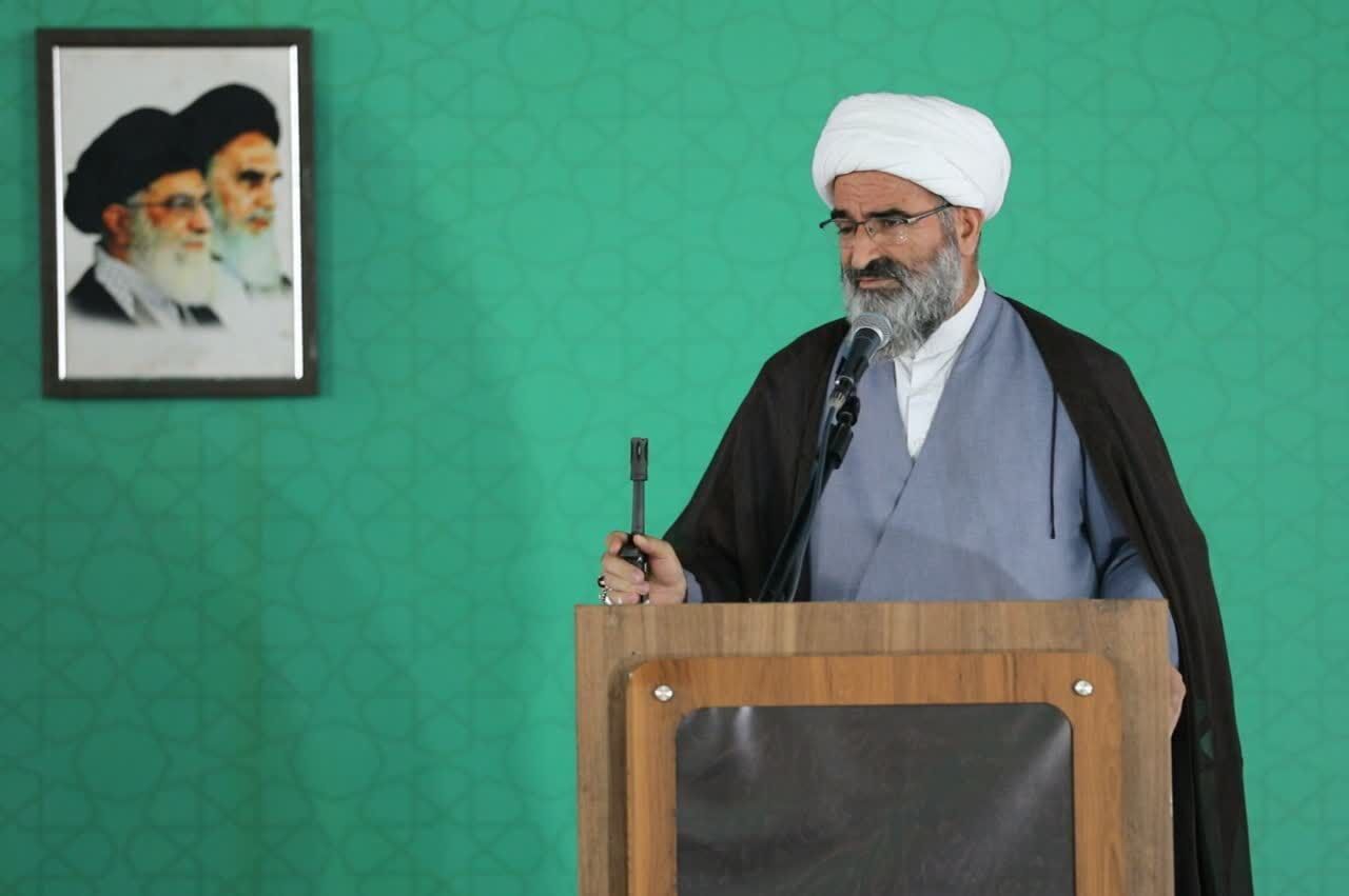 با تأکید بر نقش کلیدی جوانان در دفاع از آرمان‌های انقلاب اسلامی، امام جمعه سمنان مطالعه تاریخ انقلاب توسط دانشجویان و دانش‌آموزان را عاملی مهم در خنثی‌سازی نقشه‌های دشمن دانست و یادآور شد: تحریف واقعیت‌های انقلاب یکی از راهبردهای دشمن برای تغییر هویت فرهنگی جامعه است.