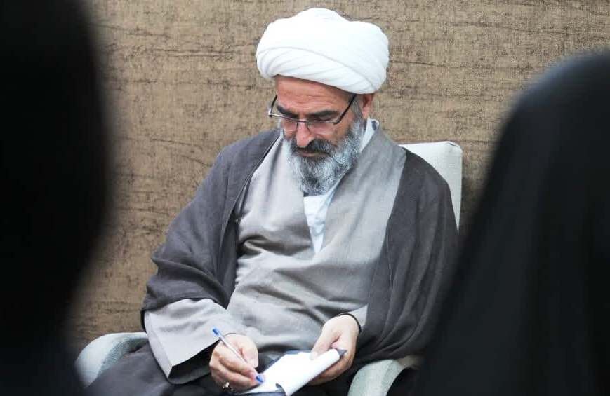 امام جمعه سمنان در دیدار با مسئولان استانداری نسبت به کمرنگ بودن مشوق‌های فرزندآوری هشدار داد و خواستار تبدیل شعارها به اقدام عملی شد. وی تاخیر در اجرای قانون جوانی جمعیت را پرهزینه دانست و بر استفاده از ظرفیت‌های مردمی برای ترغیب خانواده‌ها به فرزندآوری تأکید کرد.