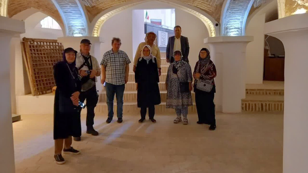 شهرستان سرخه میزبان گروهی هشت‌نفره از گردشگران خارجی با ملیت‌های مختلف از جمله فرانسه و سوئیس شد؛ این سومین گروه گردشگر خارجی است که امسال به‌صورت گروهی از جاذبه‌های تاریخی این شهرستان بازدید می‌کند.