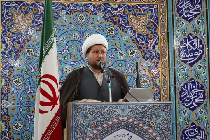 امام جمعه میامی با اشاره به نقش بی‌بدیل امام خمینی(ره) در پیروزی انقلاب اسلامی گفت: امام راحل با سلطه بر قلوب مردم و اتکا به پشتیبانی ملت، به ۲۵ قرن استبداد در کشور پایان داد.