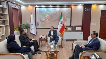سرپرست بهزیستی استان مطرح کرد: تدوین زیست‌بوم مسئولیت اجتماعی به عنوان یکی از راهبردهای کلان در حوزه حمایت‌های اجتماعی است تدوین زیست‌بوم مسئولیت اجتماعی به عنوان یکی از راهبردهای کلان در حوزه حمایت‌های اجتماعی است دکتر نسیمی، سرپرست بهزیستی استان در دیدار با دکتر صمیمیان، فرماندار شهرستان سمنان، که با همراهی معاون مشارکت های مردمی و توسعه ظرفیت های اجتماعی و مدیر بهزیستی شهرستان سمنان بود، بر گسترش همکاری‌های بین بخشی و استفاده از ظرفیت‌های اجتماعی برای ارتقای سطح خدمات به جامعه هدف تأکید کرد. به گزارش خبرگزاری خبرآنلاین استان سمنان ،در این دیدار، دکتر صمیمیان با تبریک انتصاب دکتر نسیمی به عنوان سرپرست بهزیستی استان و با اشاره به اینکه ایشان از فرزندان شایسته استان هستند، نگاه خدمت‌محور و متعهدانه وی را در مسیر توانمندسازی گروه‌های هدف سازمان، قابل تقدیر دانست. فرماندار سمنان با تأکید بر اینکه ملاک انتخاب و همکاری در شهرستان، مسائل سیاسی نیست بلکه خدمت صادقانه به مردم است، گفت: معرفی هرچه بیشتر خدمات و مأموریت‌های بهزیستی به عموم مردم از ضرورت‌های حوزه اجتماعی است و فرمانداری آماده حمایت همه‌جانبه از بهزیستی در این مسیر است. وی همچنین با اشاره به لزوم هم‌افزایی میان نهادهای حمایتی در توزیع خدمات و سبد کالا، خواستار توجه مدیران کل به تفکیک شهرستانی در تخصیص اعتبارات استانی شد. در ادامه این نشست، دکتر نسیمی، سرپرست بهزیستی استان نیز با ارائه گزارشی از وضعیت خدمات در شهرستان سمنان اعلام کرد: هم‌اکنون بیش از ۵ هزار نفر در شهرستان سمنان تحت حمایت مستقیم بهزیستی قرار دارند و این سازمان با بیش از ۱۷۰ نوع خدمت تخصصی، اجتماعی، توانبخشی و پیشگیرانه، در تلاش است تا به اقشار آسیب‌پذیر و نیازمند خدمات جامع ارائه دهد. وی افزود: طی سال گذشته بیش از ۳۰۰ هزار خدمت به مردم استان سمنان از طریق واحدهای مختلف بهزیستی ارائه شده است که جا دارد ضمن تقدیر از حمایت‌های فرمانداری تاکیدی بر ضرورت بهره‌گیری از ظرفیت‌های مردمی و بین‌بخشی در راستای تحقق مسئولیت‌های اجتماعی سازمان بهزیستی داشت. نسیمی در ادامه: در چارچوب برنامه‌های تحولی سازمان بهزیستی کشور، تدوین «زیست‌بوم مسئولیت اجتماعی» به عنوان یکی از راهبردهای کلان در حوزه حمایت‌های اجتماعی، با محوریت بهزیستی آغاز شده است که برای حمایت مؤثرتر از اقشار آسیب‌پذیر، باید همه ظرفیت‌های موجود در جامعه را در کنار یکدیگر قرار داد که هدف از تدوین زیست‌بوم مسئولیت اجتماعی تجمیع و هدفمندسازی مشارکت نهادهای دولتی، مردمی، خیریه‌ها، نهادهای مدنی و بخش خصوصی است. سرپرست بهزیستی استان : با این اقدام تحولی، می‌توانیم از پراکندگی و موازی‌کاری در ارائه خدمات اجتماعی جلوگیری کنیم، منابع را به‌درستی مدیریت کنیم و در نهایت اعتماد عمومی و سرمایه اجتماعی را تقویت نماییم. این زیست‌بوم بستری خواهد بود برای ارائه خدمات یکپارچه، هوشمند و مؤثر در سراسر کشور و استان سمنان که با اجرای این برنامه در استان سمنان به الگویی پیشرو در مشارکت‌پذیری و مسئولیت‌پذیری اجتماعی تبدیل خواهیم شد. ما باور داریم که توسعه اجتماعی بدون مشارکت واقعی مردم، خیرین و سایر بازیگران اجتماعی ممکن نیست و این مسیر نیازمند هم‌افزایی و اعتماد متقابل است.