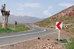 اجرای عملیات راهداری و ایمن‌سازی محورهای روستایی در مهدیشهر