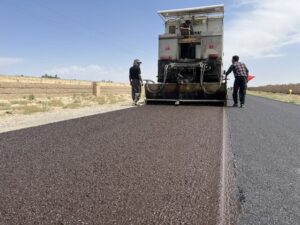 بهسازی نوین و کم‌هزینه راه‌های روستایی استان سمنان با اجرای روکش آسفالت حفاظتی «اسلاری سیل»