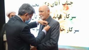 در مراسم بزرگداشت روز استاد دانشگاه علوم پزشکی استان سمنان، نشان افتخار مدافع سلامت بر سینه چهره ماندگار پزشکی نشست