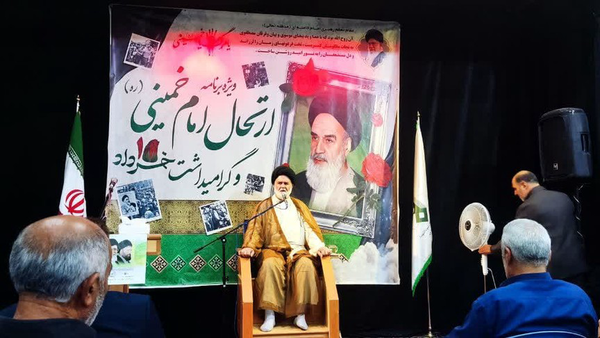امام خمینی(ره) با بصیرتی کم‌نظیر، دشمنان را خوب شناخت و با ثبات قدم در برابر توطئه‌های آنان ایستاد. ایشان در برابر فشارهای جهانی مقاومت کرد و همواره با توکل به خدا و توسل به اهل بیت(ع)، راه صبر و استقامت را به امت اسلامی آموخت.
