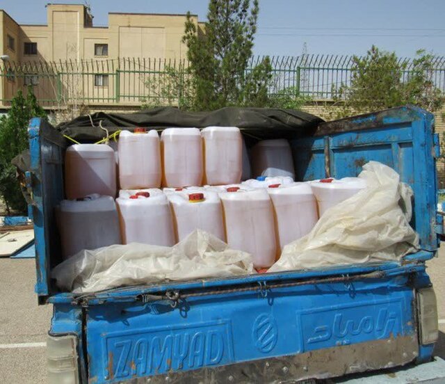 ماموران انتظامی سمنان موفق به کشف و توقیف ۲۰۰۰ لیتر روغن خوراکی فاقد مجوز بهداشتی و خارج از شبکه توزیع در محور سمنان – دامغان شدند.