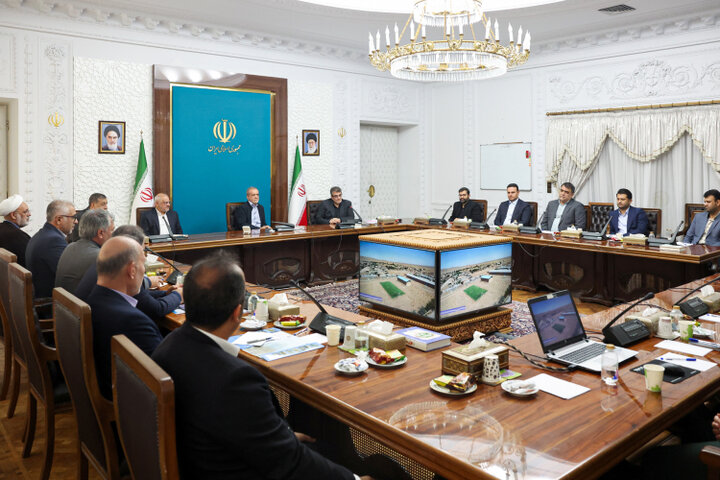 رئیس جمهور با تأکید بر ضرورت ایجاد تغییرات بنیادین در رفتار مدیریت، نسبت به مدیریت هزینه‌ و مصرف انرژی، گفت: برخی مدیران نسبت به میزان مصرف انرژی و هزینه‌های آن بی‌تفاوت هستند.