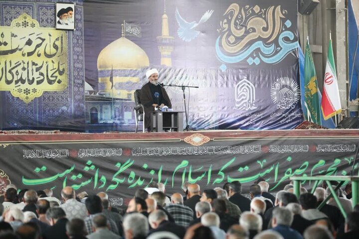نماینده ولی‌فقیه در استان سمنان گفت: یاری نایب امام زمان(عج) یکی از مصادیق مهم نصرت حضرت بقیه‌الله الاعظم(عج) به شمار می‌رود و وظیفه همه مؤمنان است.