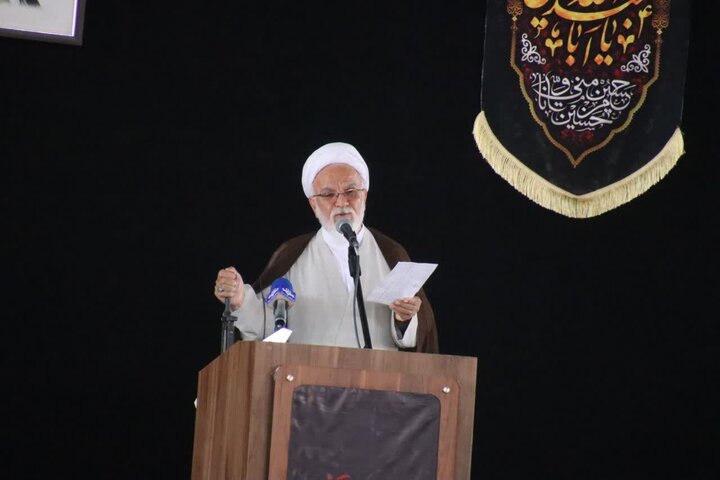 امام جمعه موقت سمنان ضربه به اقتصاد کشور را هدف اصلی دشمن دانست و گفت انسجام ملی راز پیروزی ایران در برابر تحریم‌های ظالمانه است.