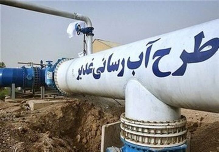 تأمین ۲۰۰ میلیارد تومان برای اجرای پروژه‌های آبرسانی در سمنان نماینده مردم سمنان، مهدیشهر و سرخه در مجلس شورای اسلامی اعلام کرد که برای تأمین آب شرب حوزه انتخابیه خود، ۲۰۰ میلیارد تومان اعتبار تخصیص یافته و این اقدام گامی مؤثر در تحقق پروژه‌های آبرسانی استان سمنان است. به گزارش پایگاه خبری صبح بخیر نیوز، عباس گلرو در گفت‌وگو با خبرنگاران با اشاره به تلاش‌های انجام‌شده برای رفع مشکلات آب شرب شهرستان‌های سمنان، سرخه و مهدیشهر بیان کرد: در دیداری با وزیر نیرو، ضرورت تأمین آب شرب این منطقه مورد تأکید قرار گرفت. وی افزود: تخصیص این اعتبار ۲۰۰ میلیارد تومانی می‌تواند به پیشرفت طرح‌های تأمین و ارتقای کیفیت آب شرب در حوزه انتخابیه کمک شایانی کند. گلرو همچنین از بازدید روند اجرای طرح‌های تصفیه و تأمین آب در شهرستان‌های تحت پوشش خود خبر داد و گفت: تصفیه‌خانه فاضلاب سمنان، شامل طرح ارتقا و ایستگاه پمپاژ سوکان، از جمله پروژه‌های در حال اجرای شرکت آبفا است. وی افزود: احداث مخزن دو هزار مترمکعبی، ایستگاه پمپاژ و ساختمان رصد و پایش تاسیسات آبفا پیشرفت خوبی داشته و در بازدیدهای اخیر، آخرین وضعیت این پروژه‌ها مورد رصد قرار گرفته و تأکیدات لازم برای ادامه اجرای پروژه‌ها انجام شده است. نماینده سمنان، مهدیشهر و سرخه تأکید کرد: آب مهم‌ترین مسئله استان سمنان در شرایط کنونی است و برای مدیریت صحیح آن نیازمند همت و اراده جمعی مسئولان و مردم هستیم. وی خاطرنشان کرد که اجرای این پروژه‌ها علاوه بر تأمین نیازهای شرب، به توسعه زیرساخت‌های استان کمک خواهد کرد و کیفیت زندگی مردم را ارتقا می‌بخشد. کلیدواژه کانونی: پروژه‌های آبرسانی سمنان