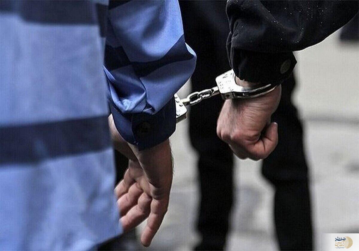 رئیس پلیس آگاهی استان سمنان از دستگیری یکی از سارقان منازل مسکونی در پی عملیات تعقیب و گریز و شلیک مأموران پلیس خبر داد و گفت: تلاش برای شناسایی و بازداشت دو متهم دیگر همچنان ادامه دارد.