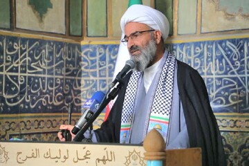 نماینده ولی فقیه درسمنان خواستار الگوسازی اقدامات جهادی برای مدیران شد نماینده ولی فقیه درسمنان خواستار الگوسازی اقدامات جهادی برای مدیران شد سمنان- نماینده ولی فقیه در استان سمنان با تأکید بر لزوم همراهی مدیران با پروژه‌های محرومیت‌زدایی،گفت: روحیه و اساس کار جهادی جهادگران باید سرلوحه اقدامات مسئولان قرار گیرد. به گزارش خبرنگار مهر، حجت الاسلام مرتضی مطیعی غروب یکشنبه در مراسم تجلیل از جهادگران استان سمنان با حضور مشاور فرماندهی کل سپاه در محل استانداری سمنان بابیان اینکه هدف از برگزاری این مراسم ترویج فرهنگ جهادی و خدمت خالصانه است، ابراز داشت: برای رفع محرومیت این اقدامات می‌بایست در جامعه بیش از پیش تقویت شود. وی با بیان اینکه کار جهادی به معنای انجام کاری خالصانه در راه رضای خدا است، افزود: این نیت باعث رفع گره‌های محرومیت در مناطق کمتر توسعه یافته شده است. نماینده ولی فقیه در استان سمنان با بیان اینکه اساس کار جهادی برای رفع محرومیت باید سر لوحه مسئولان واقع شود، ابراز داشت: تقویت و بهبود این اقدامات گامی برای ارتقا اعتماد اجتماعی است. مطیعی با بیان اینکه انجام کاری برای رضای خدا همان جوهره اساس انقلاب اسلامی است، تصریح کرد: اقدامات جهادی در نظام اسلامی برای رفع محرومیت جایگاه ارزشمندی که منجر به ساخت آینده می‌شود. وی با بیان اینکه مجاهدت مومنانه جهادگران در راستای تحقق منویات رهبر معظم انقلاب شایسته تقدیر است، افزود: این همایش بزرگ نیز در واقع اقدامی برای دیده شدن زحمات و پیوستن داوطلبان و دستگاه‌های اجرایی به این پویش عظیم است.