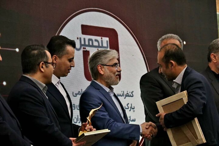 پارک علم و فناوری استان سمنان موفق شد رتبه نخست جایزه ملی «دو گیان» را از آن خود کند؛ جایزه‌ای که با هدف تقدیر از نوآوری و توسعه زیست‌بوم فناوری کشور برگزار شد.