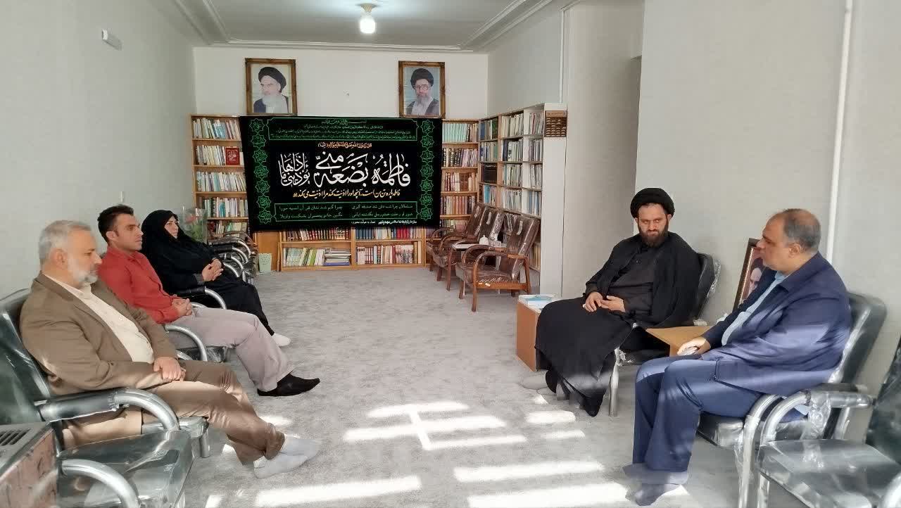 ضرورت ارتقای کارکرد مساجد در مهدیشهر؛ ارزش‌های دینی صیانت شود ضرورت ارتقای کارکرد مساجد در مهدیشهر؛ ارزش‌های دینی صیانت شود مهدیشهر-امام جمعه مهدیشهر با تأکید بر لزوم مقابله با هجمه فرهنگی دشمنان، خواستار ارتقای کارکرد معنوی و اجتماعی مساجد شد و گفت: بهره‌گیری از ظرفیت مساجد برای صیانت از ارزش‌های دینی ضروری است. به گزارش خبرنگار مهر، حجت الاسلام سید رضا نبوی چاشمی ظهر دوشنبه در دیدار با مدیر هماهنگی کانون مساجد استان سمنان در دفتر خود خواستار تقویت فعالیت دینی و اجتماعی مساجد به مثابه یک ضرورت مهم در شهرستان مهدیشهر، شد. وی با اشاره به نقش مساجد در ارتقای جامعه اسلامی، افزود: مردمی‌ترین و گسترده‌ترین نهادی که می‌توان در سطح جامعه به آن دسترسی داشت، مساجد هستند و لذا باید از این پایگاه‌های دین در بطن جامعه اسلامی بهره برداری کرد. امام جمعه مهدیشهر خواستار مقابله با هجمه فرهنگی دشمنان با ارتقای کارکرد مساجد در این شهرستان شد و گفت: استفاده از ظرفیت معنوی و اجتماعی مساجد ضرورت دارد. نبوی با بیان اینکه کانون‌های فرهنگی با استفاده از ظرفیت معنوی و اجتماعی و هنری خودشان می‌توانند جوانان و نوجوانان را به مساجد جذب کنند، بیان کرد: این کانون‌ها همچنین در حوزه‌های فرهنگی، هنری، آموزشی و اجتماعی می‌توانند نقش‌آفرینی وسیعی داشته باشند. وی با بیان اینکه کانون‌های فرهنگی هنری مساجد یک مرکز مهم آموزشی و ترویجی در حوزه‌های فرهنگی، هنری، اجتماعی و… هستند، گفت: جذب حداکثری جوانان و نوجوانان به مساجد از جمله کارکردهای مهم کانون‌های فرهنگی مساجد شهرستان مهدیشهر است.