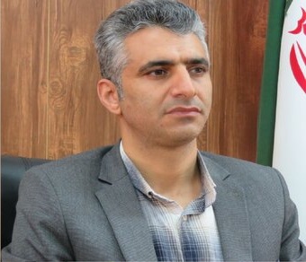 نماینده ولی‌فقیه در سمنان: «ورزش پهلوانی» مدرسه آزادگی و مردمداری است نماینده ولی‌فقیه در سمنان: «ورزش پهلوانی» مدرسه آزادگی و مردمداری است سمنان- نماینده ولی‌فقیه در استان سمنان «حرّیت و آزادگی» را روح ورزش پهلوانی خواند و گفت: این ورزش با تلفیق ذکر خدا و اخلاق اسلامی، از بروز آسیب‌های اجتماعی جلوگیری می‌کند. به گزارش خبرنگار مهر، حجت‌الاسلام مرتضی مطیعی صبح پنجشنبه در دیدار با رئیس فدراسیون ورزش‌های زورخانه‌ای و کشتی پهلوانی کشور در محل دفتر خود «حرّیت و آزادگی» را وجه مهم ورزش پهلوانی و زورخانه‌ای دانست و با بیان روایاتی در باب ثمرات ورزش نظیر رشته‌های تیراندازی و اسب‌سواری گفت: مقام معظم رهبری از جوانان تحصیل، تهذیب و ورزش را مطالبه می‌کنند و می‌دانیم توجه به ورزش می‌تواند از بروز آسیب‌های اجتماعی جلوگیری کند. وی افزود: در ورزش‌های پهلوانی و همچنین در فضای زورخانه‌ها، مرشدان و ورزشکاران همواره با ذکر و یاد خدا و توسل به ائمه اطهار (ع) به خصوص امیرالمومنین علی (ع) فعالیت می‌کنند که این امر جلوه خاصی به این ورزش می‌دهد و به همین علت آن را از دیگر ورزش‌ها متمایز می‌کند. نماینده ولی‌فقیه در استان سمنان با اشاره به حدیثی از امام علی (ع) اظهار کرد: حضرت فرمود «لا تَکُنْ عَبْدَ غَیْرِکَ وَ قَدْ جَعَلَکَ اللّهُ حُرّاً» خداوند تو را حُر و آزاد آفریده و نباید بنده دیگری (شخص یا نفس) باشی! همانطور که یکی از آموزه‌های همیشگی در این ورزش باستانی نیز موضوع ظلم نکردن از یکسو و از سویی دیگر نپذیرفتن ظلم است. مطیعی افزود: در آیات قرآن کریم و سیره اهل بیت (ع) نیز همواره به آزادگی و حرّیت تاکید شده که نشان دهنده اهمیت بالای این مطلب است و یکی از جلوه‌های بارز در ورزش‌های پهلوانی و زورخانه‌ای نیز همین حریت و آزادگی است. وی با بیان اینکه برخی افراد بنده نام، مقام، جایگاه و دیگر امور دنیوی می‌شوند، «دگر دوستی» را ویژگی مهم دیگری در ورزش زورخانه‌ای دانست و گفت: یکی از توصیه‌های اهل بیت (ع) به خصوص امیرالمؤمنین علی (ع) دستگیری از مردم و دگر دوستی بوده است، در داستان‌های قدیمی آمده که پهلوانان زورخانه‌ای در گرفتن دست اطرافیان و کمک آبرومندانه و با کرامت و حتی بعضاً گمنام، پیش‌قدم بوده‌اند که امروز نیز این رفتار خداپسندانه در بین پهلوانان ورزش زورخانه‌ای و باستانی مشاهده می‌شود. امام جمعه سمنان با اشاره به ویژگی دیگری در این ورزش، تواضع و فروتنی پهلوانان ورزش زورخانه‌ای و کشتی پهلوانی نیز جلوه زیبایی به فضای زورخانه‌ها می‌بخشد، افزود: اینکه مرشد در جایگاه بالای زورخانه با استفاده از اصطلاح «رُخصت» از تمام حضار اجازه آغاز ورزش را می‌گیرد، نشانه ادب بسیار بالا و تواضع اوست. مطیعی به حضور ارزشمند نوجوانان و جوانان در ورزش زورخانه‌ای و کشتی پهلوانی اشاره کرد و گفت: مقام معظم رهبری نگاه ویژه‌ای به حضور امیدبخش و پرنشاط جوانان و نوجوانان در ورزش زورخانه‌ای و کشتی پهلوانی دارند، چه بسا هزینه‌های این ورزشِ با اصالت، کمتر و فواید اجتماعی و فرهنگی آن از دیگر رشته‌های ورزشی بیشتر باشد. در ابتدای این دیدار آقای «مهرعلی باران‌چشمه» رئیس فدراسیون ورزش‌های زورخانه‌ای و کشتی پهلوانی کشور گزارشی از فعالیت‌های این فدراسیون به نماینده ولی‌فقیه در استان ارائه کرد.