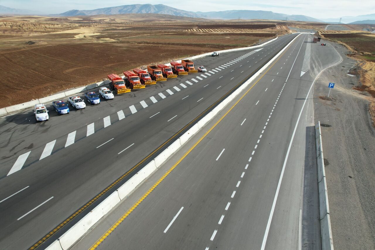 در پی دیدار استاندار سمنان با مدیرعامل شرکت ساخت و توسعه زیربناهای حمل‌ونقل کشور، مجموعه‌ای از تصمیمات مهم برای سرعت‌بخشی به پروژه‌های راه‌سازی استان اتخاذ شد که از جمله آن‌ها آغاز تهیه طرح فنی آزادراه سمنان–شاهرود و صدور مجوز مناقصه قطعه چهارم محور شاهرود–آزادشهر است.