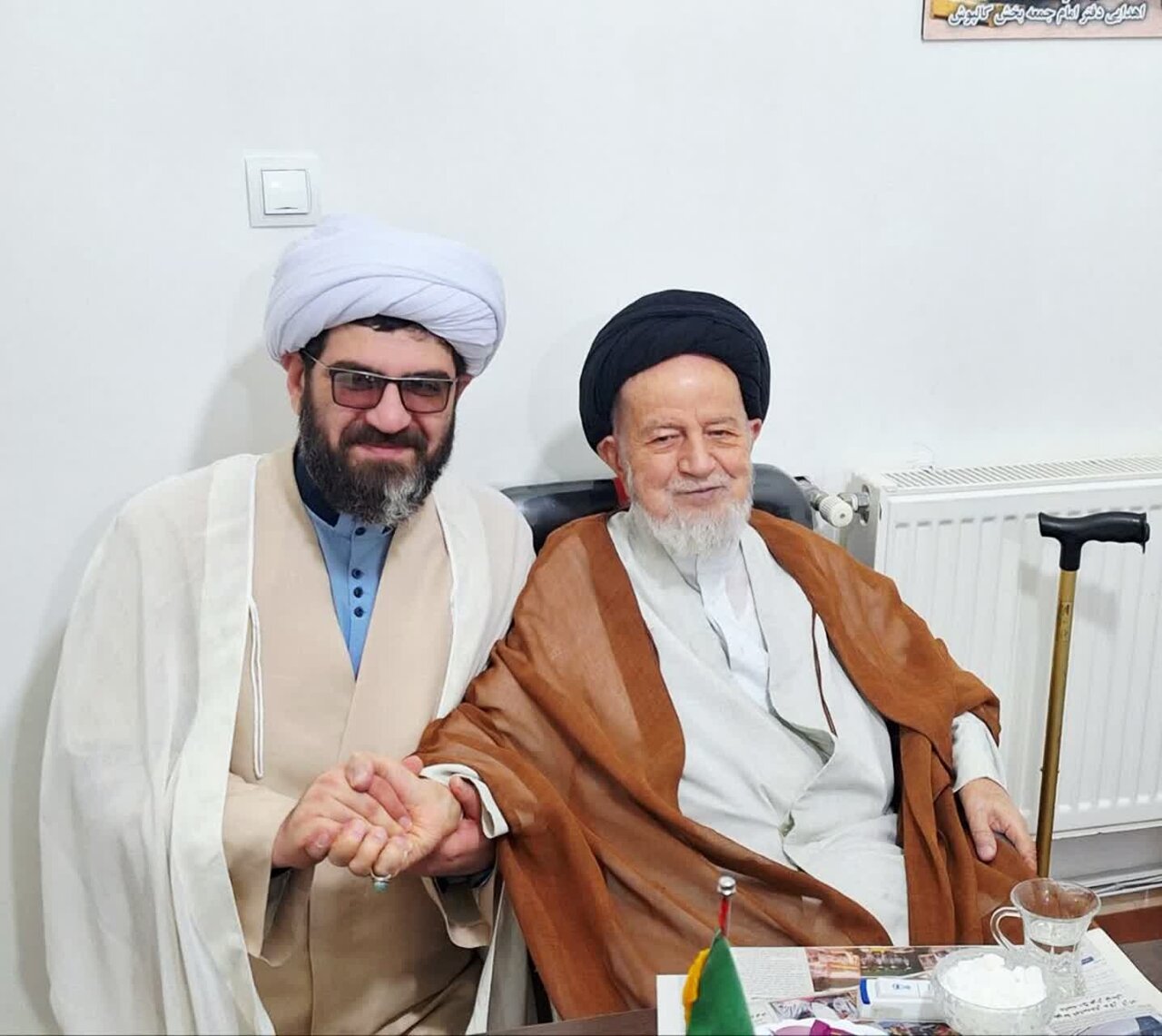 حجت الاسلام انصاری نیا گفت: آیت الله شاهچراغی شخصیتی به شدت مردم مدار، بسیار مهربان، حقیقتا خوش اخلاق، دارای سعه صدری وصف ناشدنی، شخصیتی جذاب برای طیف های مختلف مردم، جوان گرا، دارای معنویتی کم نظیر بود.