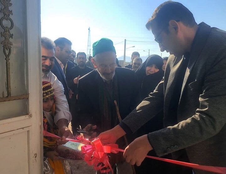 کتابخانه عمومی علی‌بن‌ابیطالب با هزینه شخصی خانواده مرحوم سردارنیا در روستای احمدآباد خارتوران شاهرود افتتاح شد؛ اقدامی که این روستای کویری را به پایگاه جدید ترویج کتابخوانی تبدیل کرد.