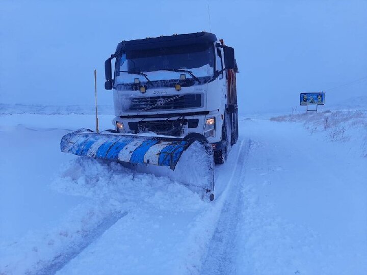 مدیرکل راهداری و حمل‌ونقل جاده‌ای استان سمنان از اجرای عملیات گسترده برف‌روبی در محورهای مواصلاتی استان خبر داد و گفت: طی ۲۴ ساعت گذشته، یک‌هزار و ۴۸۰ کیلومتر از راه‌های استان پاکسازی شده و در حال حاضر هیچ محوری مسدود نیست.